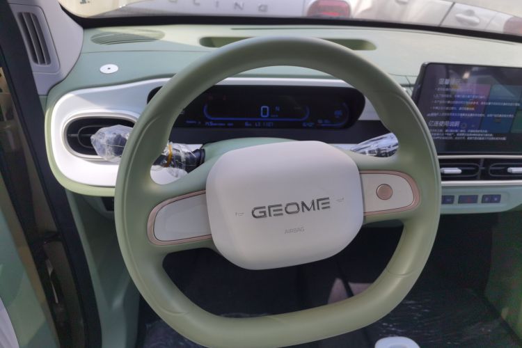 吉利银河 2025款 210km 熊猫骑士中控内饰13