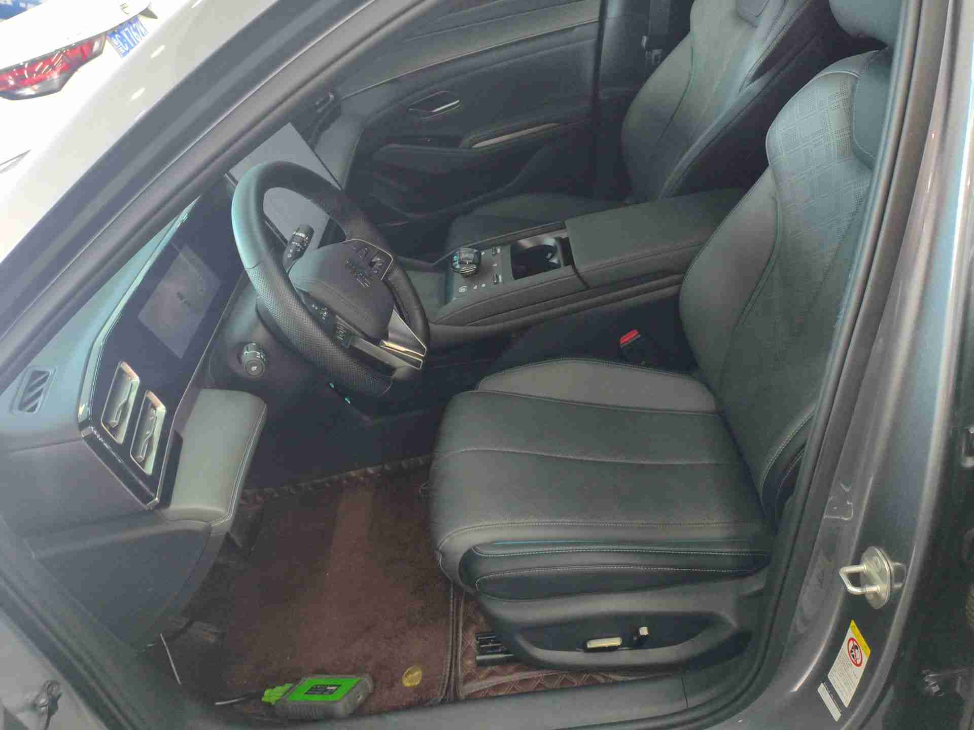 左侧前座椅细节，展示座椅材质与空间
