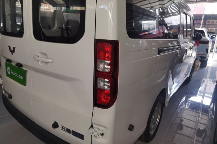 五菱汽车 五菱扬光 2025款 400km 客车版舒适型车身外观9