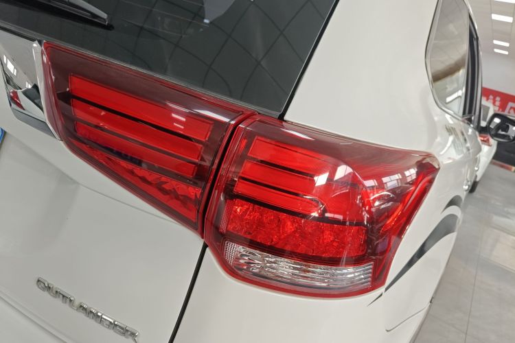 三菱 欧蓝德 2016款 2.4L 四驱精英版 5座车身外观9