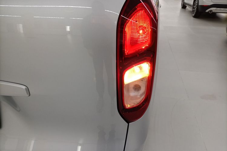 五菱汽车 五菱宏光新能源 2025款 增程式混动 50KM 舒适型车身外观9