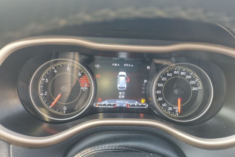 Jeep 自由光 2017款 2.0L 优越版中控内饰14