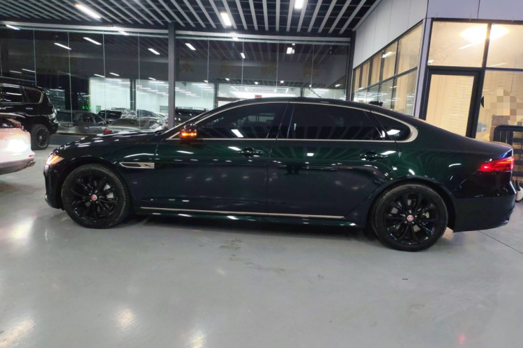 捷豹XFL 2023款 XFL 2.0T P250 两驱精英运动鎏金版车身外观4