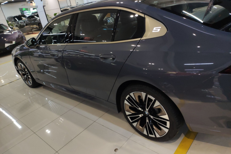 宝马5系 2024款 530Li 尊享型 豪华套装车身外观4