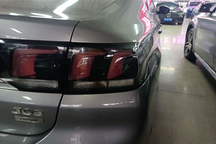 标致308 2016款 230THP 自动豪华版车身外观9