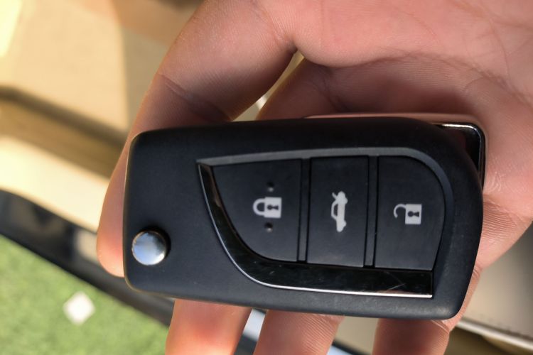 丰田 凯美瑞 2016款 2.0E 十周年纪念精英版中控内饰11