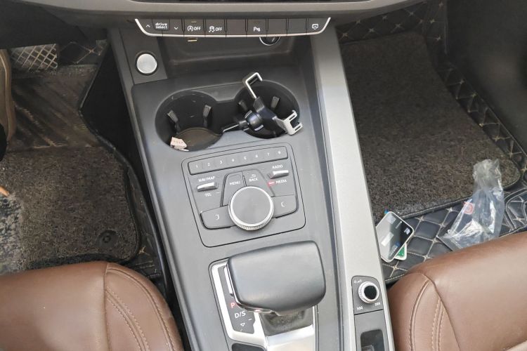 奥迪A4L 2018款 30周年年型 40 TFSI 进取型中控内饰18