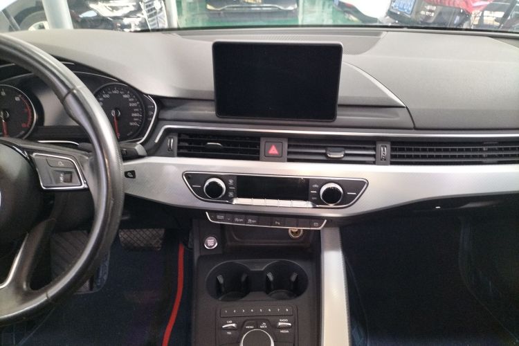 奥迪A4L 2017款 40 TFSI 时尚型中控内饰16