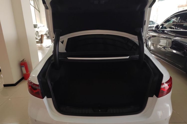 捷豹XFL 2021款 XFL 2.0T P250 四驱曜黑运动版机舱底盘23