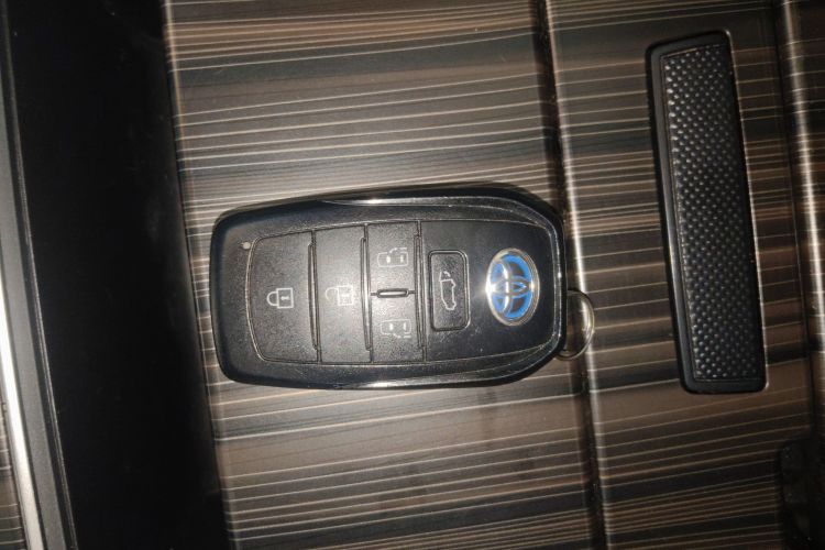 丰田 格瑞维亚 2022款 2.5L混动 尊爵版中控内饰7001