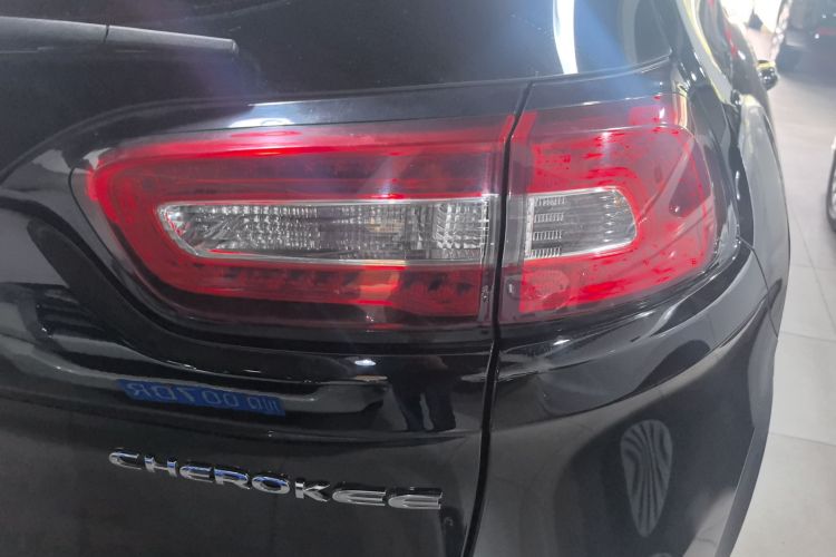 Jeep 自由光 2016款 2.4L 专业智能版车身外观9