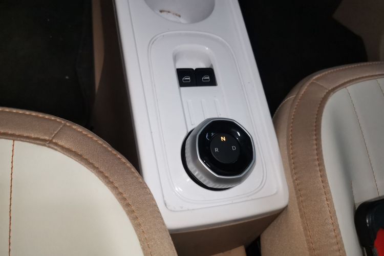 吉利银河 2024款 熊猫mini 200km 耐力熊中控内饰18