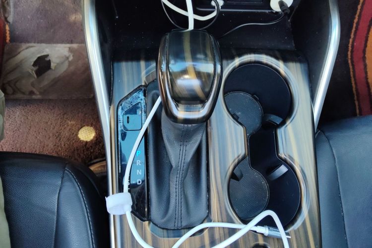 丰田 汉兰达 2023款 2.5L智能电混双擎四驱尊贵版 7座中控内饰18