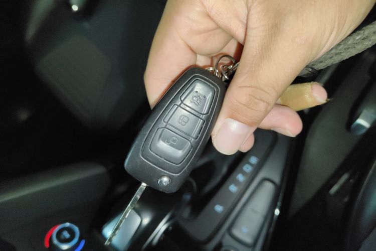 福特 福克斯 2017款 三厢 EcoBoost 125 自动超能风尚型智行版中控内饰11