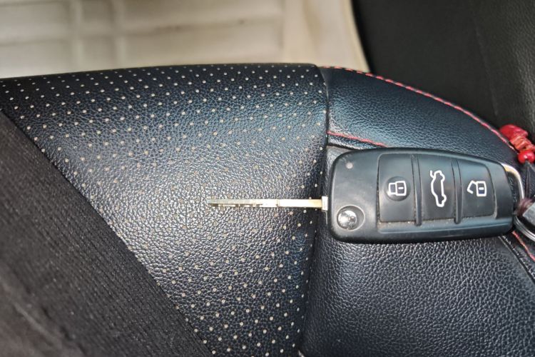 奇瑞 艾瑞泽5 2016款 1.5L 手动领潮版中控内饰11