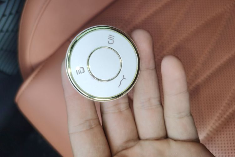 哪吒汽车 哪吒L 2024款 增程 310 闪充红衣版中控内饰7001