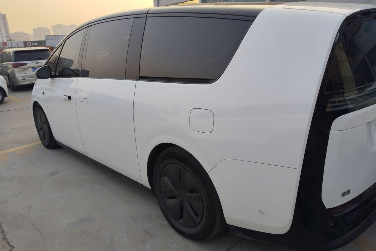 理想汽车 理想MEGA 2024款 Ultra车身外观4