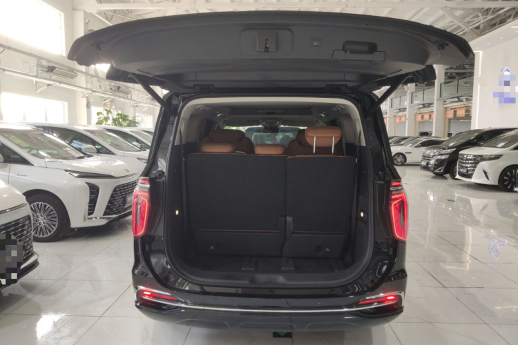 红旗HQ9 2023款 2.0T 智联旗享版机舱底盘23