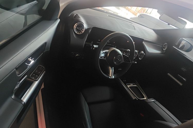 奔驰GLA 2025款 GLA 220中控内饰7003