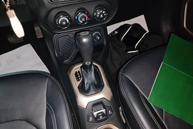 Jeep 自由侠 2017款 180T 自动高能版中控内饰18