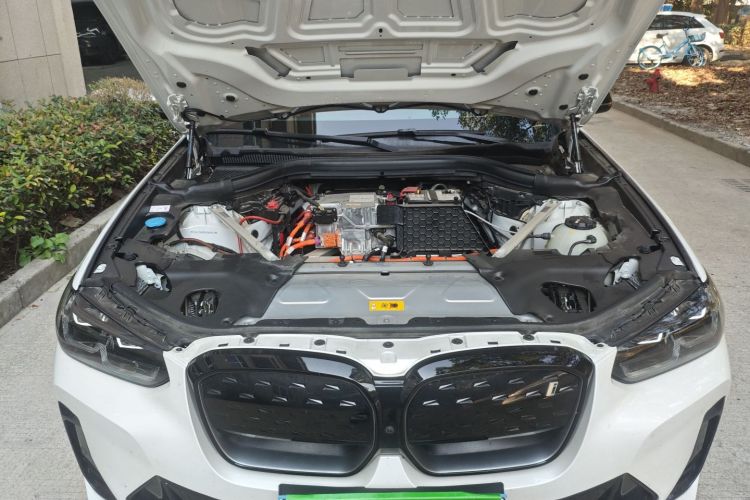 宝马iX3 2024款 创领型机舱底盘24