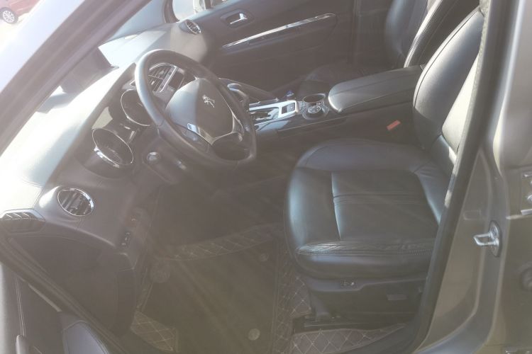 标致3008 2015款 1.6THP 自动潮流版中控内饰19