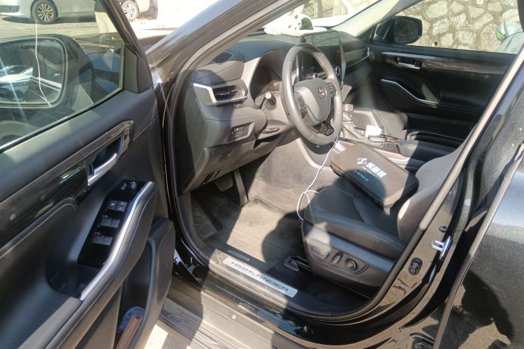 丰田 汉兰达 2024款 2.5L智能电混双擎四驱尊贵版 7座中控内饰20