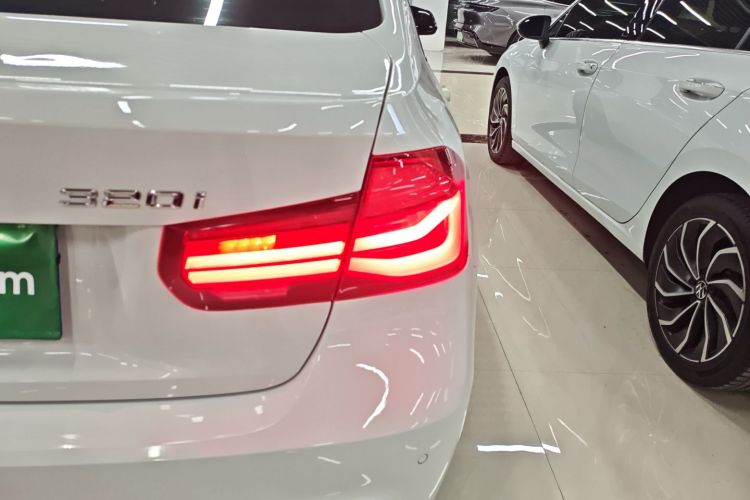 宝马3系 2019款 320i M运动曜夜版车身外观9