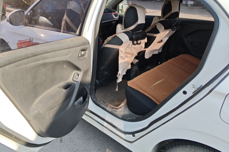 标致301 2016款 1.6L 手动舒适版中控内饰21