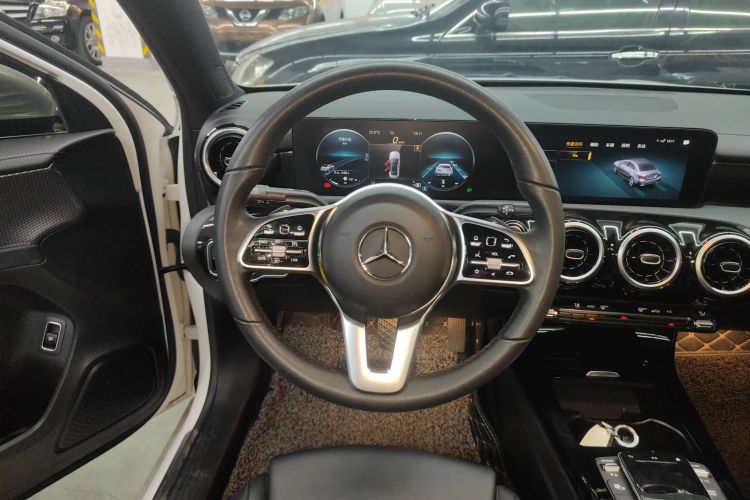 奔驰A级 2021款 A 200 L 运动轿车动感型局部细节13