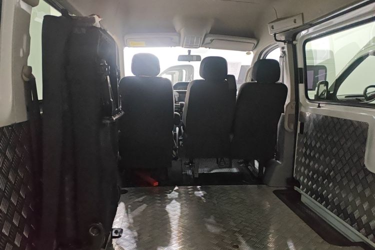 上汽大通MAXUS 新途V80 2023款 2.0T AMT经典傲运通短轴中顶5/6座中控内饰7004