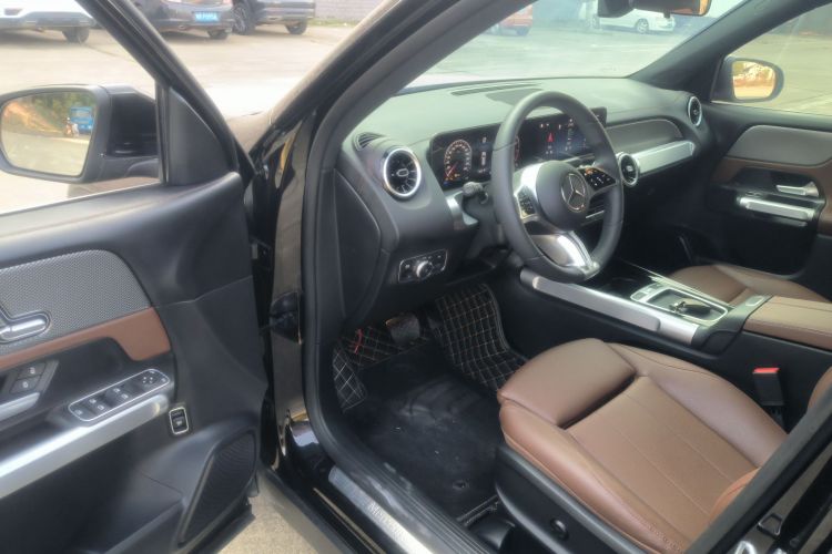 奔驰GLB 2024款 改款 GLB 200 动感型中控内饰20