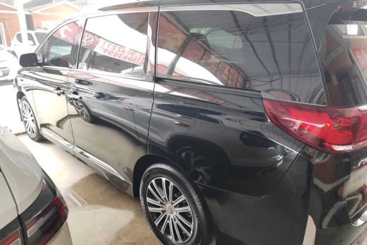 广汽传祺 传祺M8 2023款 领秀系列 390T 尊贵版车身外观4