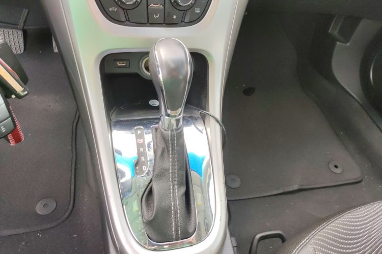 别克 英朗 2014款 XT 1.6L 自动时尚版中控内饰18