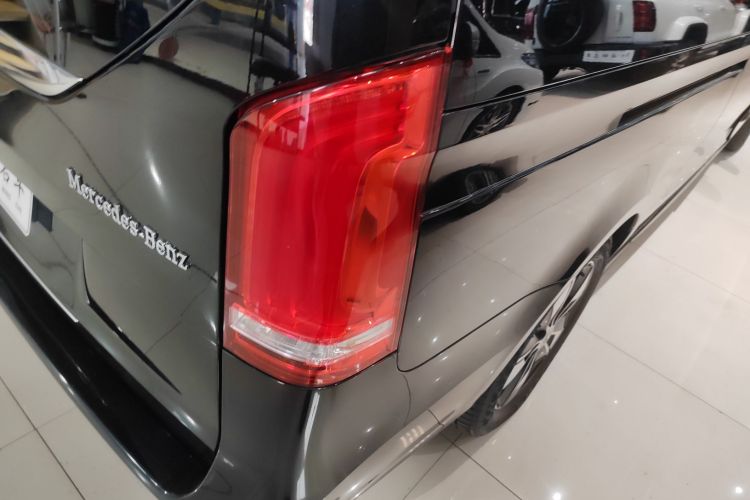 奔驰V级 2022款 V 260 L 长轴距尊贵版车身外观9