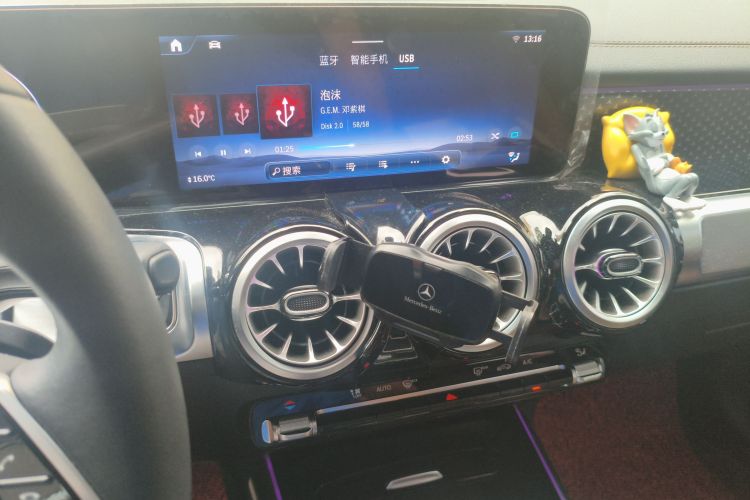奔驰GLB 2024款 改款 GLB 220 时尚型中控内饰16