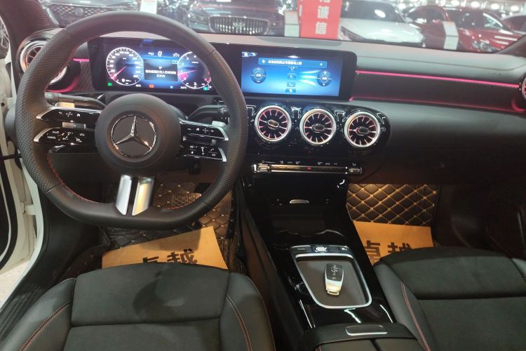 奔驰A级 2024款 改款 A 200 L 时尚型中控内饰12