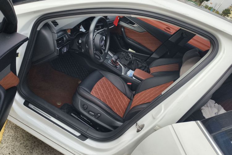 奥迪A4L 2018款 30周年年型 40 TFSI 进取型中控内饰20