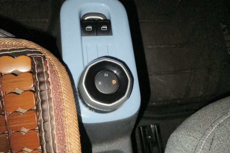 吉利银河 2023款 熊猫mini 200km 耐力熊中控内饰18