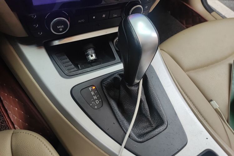 宝马3系 2011款 318i 领先型中控内饰18