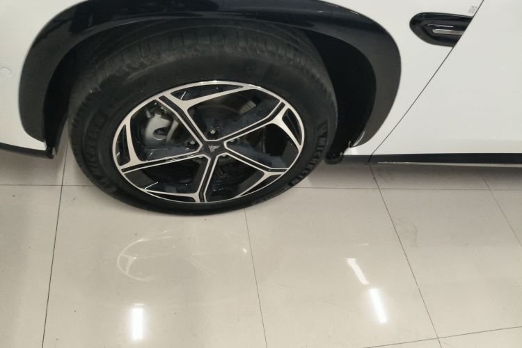 哪吒汽车 哪吒L 2024款 增程 220 闪充版车身外观6007