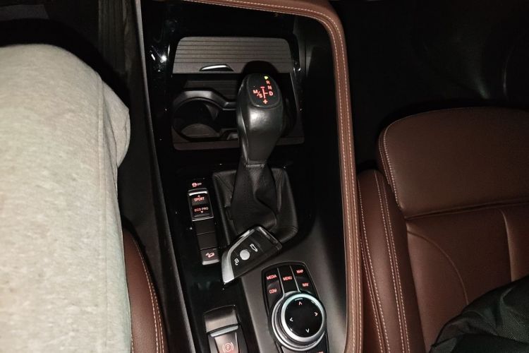 宝马X1 2018款 xDrive20Li 尊享型中控内饰18