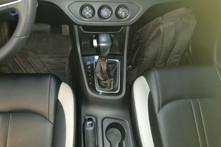 宝骏360 2019款 1.5L CVT精英型 国VI中控内饰18