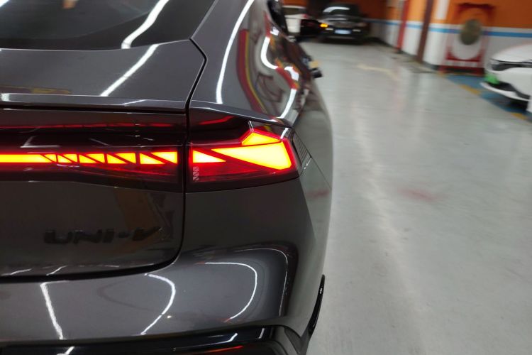 长安UNI-V 2022款 2.0T 领速版车身外观6006