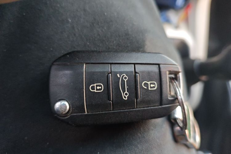 雪铁龙 爱丽舍 2014款 1.6L 手动时尚型中控内饰11