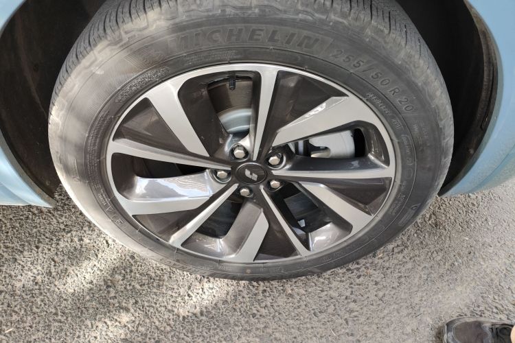 理想汽车 理想ONE 2021款 增程6座版车身外观10