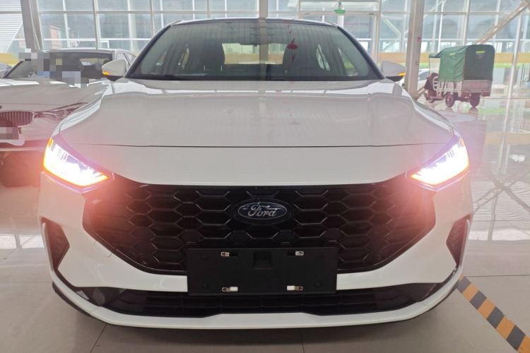 福特 福克斯 2022款 三厢 EcoBoost 180 自动竞速版车身外观2