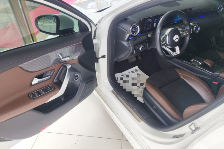 奔驰A级 2021款 A 200 L 运动轿车时尚型中控内饰7003
