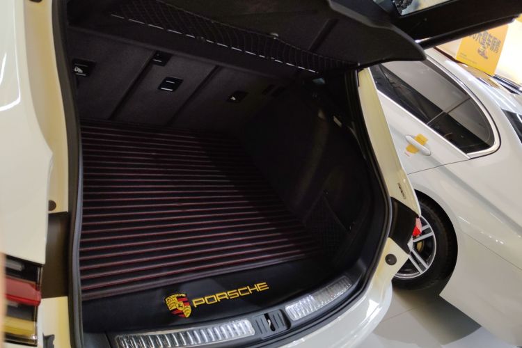 保时捷 2020款 Macan 2.0T机舱底盘23