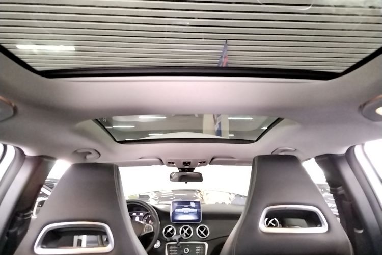 奔驰GLA 2018款 GLA 200 动感型中控内饰22